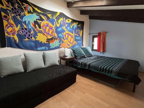 une chambre avec un lit et un canapé avec un tableau sur le mur dans l'établissement Appartement 2 pièces mezzanine - Gruissan GN250-060, à Gruissan