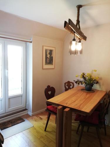 une salle à manger avec une table en bois et une fenêtre dans l'établissement chambre d'hôte l'épeautre, à Schwabwiller