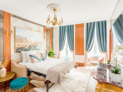 une chambre avec un lit et un lustre dans l'établissement Merveil -Luxury Serviced Apartment-Saint Martin II, à Paris