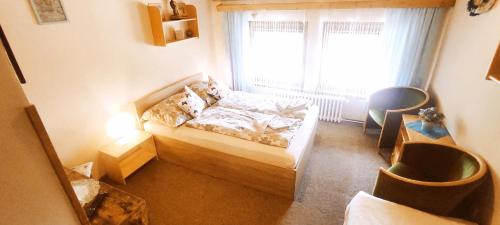 a small room with a bed and a window at Pension Bílý Hořec in Vrchlabí