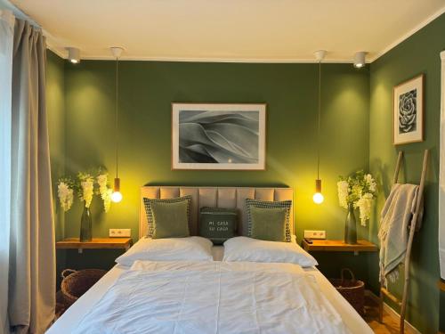 a bedroom with a green wall with a bed at Nettes Appartment in Düsseldorf-Derendorf - stylisch + gemütlich in Düsseldorf
