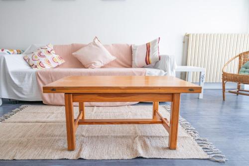 - un salon avec une table basse et un canapé dans l'établissement Appartement Les Coraux, centre & plage, à Arcachon