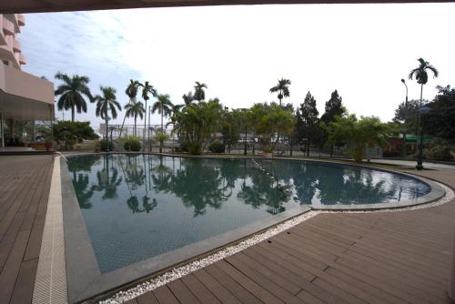 a swimming pool in the middle of a building at BIDV Hotel Đồ Sơn in Ðố Sơn