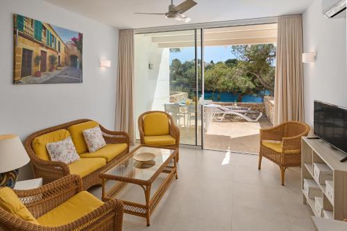 TV a/nebo společenská místnost v ubytování Waterfront Apartment 'Maria'. Pool. WIFI