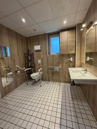 une salle de bain avec toilettes et lavabo dans l'établissement Aquanerius Résidence, à Néris-les-Bains