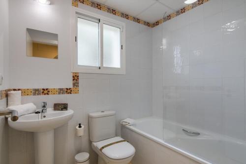 ein weißes Badezimmer mit Toilette und Waschbecken in der Unterkunft Vista Hermosa by H - Costa Esuri EVHH167P00 in Ayamonte