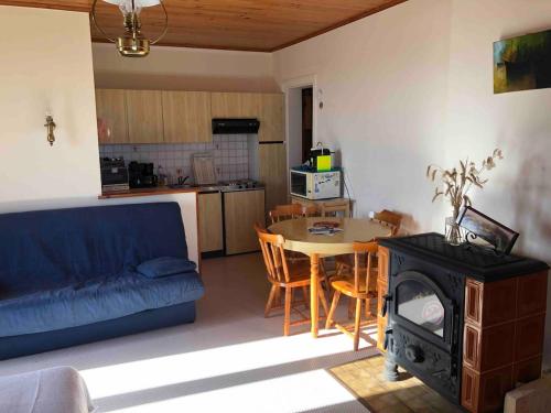 - un salon avec un canapé et une table avec une cuisinière dans l'établissement L'Horizon Bleu, front de mer, jardin, parking, wifi, à Asnelles