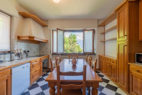 Villa Glicine, by R Collection apartmentにあるキッチンまたは簡易キッチン
