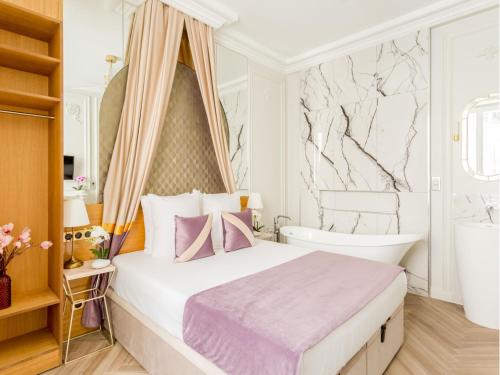 une chambre avec un lit, une baignoire et un lavabo dans l'établissement Merveil - Luxury Suite -Opera - Volney II, à Paris