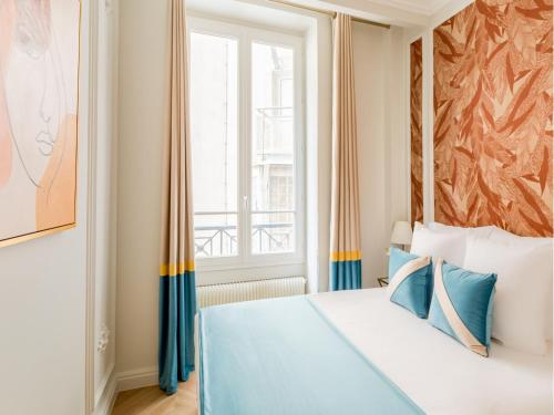 une chambre avec un lit et une fenêtre dans l'établissement Merveil - Luxury Suite -Opera - Volney II, à Paris