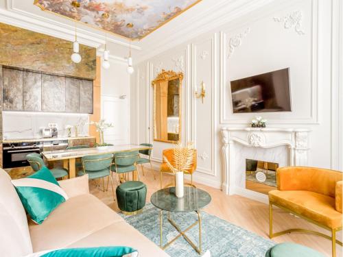 un salon avec un canapé et une table dans l'établissement Merveil - Luxury Suite -Opera - Volney II, à Paris