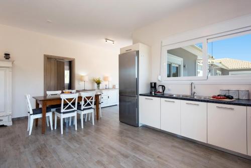 Dapur atau dapur kecil di Endless Summer Retreats By Paradise Villas