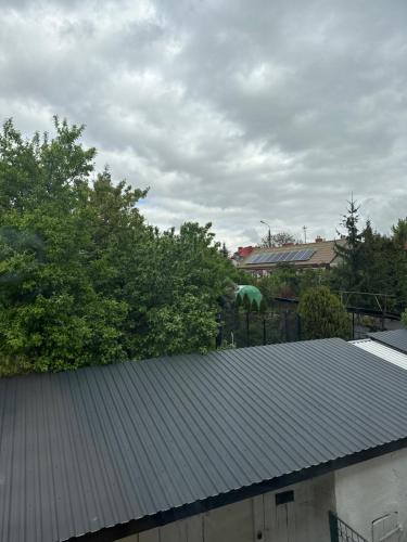 un techo de metal en la parte superior de un edificio en Mieszkanie na wynajem BOHO, en Lipno