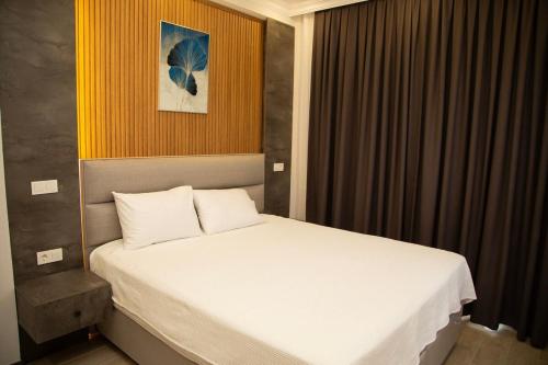 Una cama o camas en una habitación de Luxury Villa with Private Pool and Jacuzzi