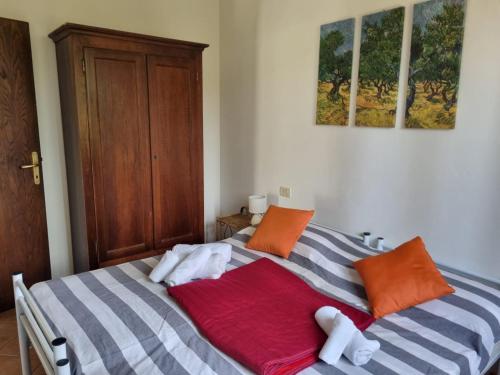a bedroom with a bed with towels on it at Agriturismo TERRANERA in Scansano
