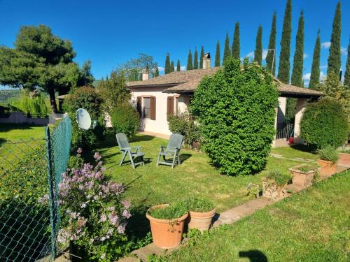 a house with a yard with chairs and plants at Agriturismo TERRANERA in Scansano