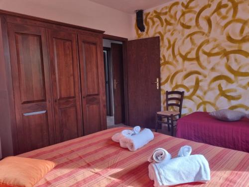 a bedroom with two towels on a bed at Agriturismo TERRANERA in Scansano