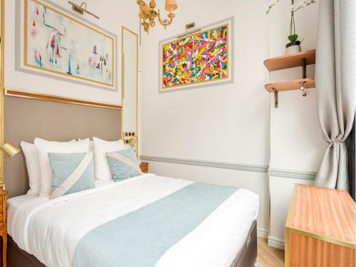 une chambre avec un lit et un tableau au mur dans l'établissement Merveil - Luxury Suite - Louvre - Reaumur II, à Paris