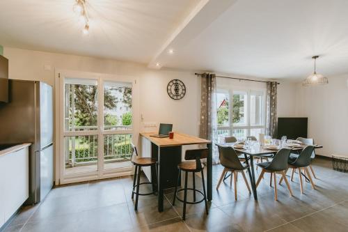 une cuisine et une salle à manger avec une table et des chaises dans l'établissement Appartement T3, spacieux, climatisé, cosy, à Bassens