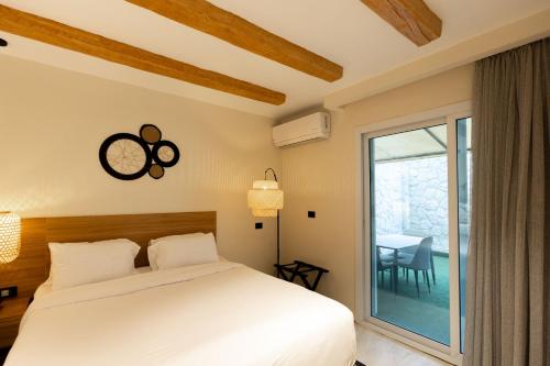 a bedroom with a bed and a table at La Boutique Hôtel - Vue Des Pyramides in Cairo