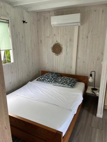 Katil atau katil-katil dalam bilik di LaKaz Daniel - Bungalow avec piscine