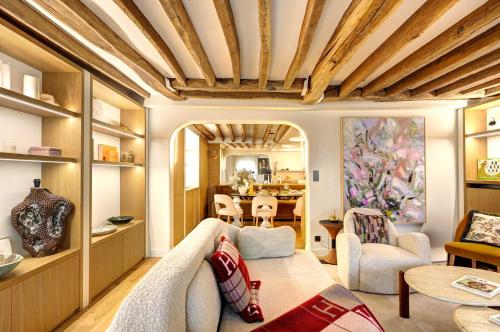 un salon avec un canapé et une table dans l'établissement Ultra luxe et Confort au Coeur des champs-Elysees, à Paris