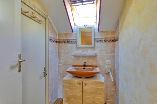 a bathroom with a sink and a skylight at Maison avec grand jardin 10km plage in Férel