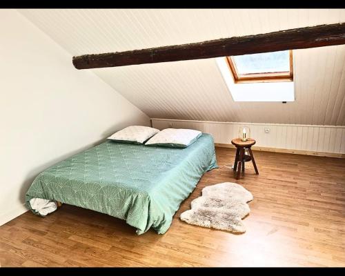 - une chambre mansardée avec une fenêtre dans l'établissement Appart Duplex 65 m2 style rustique, à Les Vigneaux