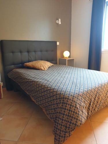 une chambre avec un lit avec une couette bleue dans l'établissement Domaine Anges et Oiseaux 2 à 10 personnes, à Saint Paul de Loubressac