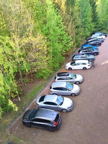 a row of cars parked in a parking lot at VILLA MEDICA - Ośrodek wypoczynkowy z basenem oraz pełnym wyżywieniem in Rabka