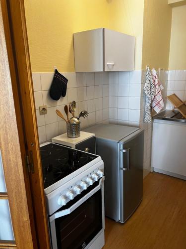 Il comprend une petite cuisine équipée d'une cuisinière et d'un réfrigérateur. dans l'établissement Appartement au coeur de Saumur - Chambre climatisée, à Saumur