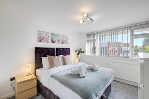 En eller flere senge i et værelse på Elegant 5 Bed Home with Garden & Parking - Slough
