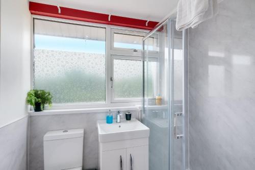 Et badeværelse på Elegant 5 Bed Home with Garden & Parking - Slough