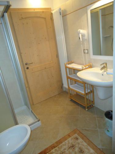 Ένα μπάνιο στο Appartamenti Camere Masi Brenta