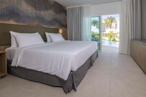 Postel nebo postele na pokoji v ubytování Radisson Blu Resort, Lanzarote Adults Only