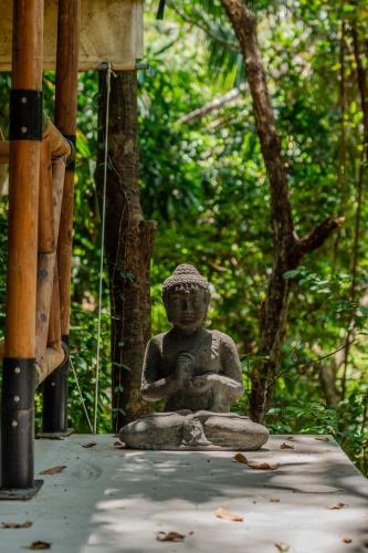 a statue of aitatingitatingitatingitatingitatingitatingitatingitating at Hostel-Island Paradise, Saboga Lodge and Villa Noelia in Panama City