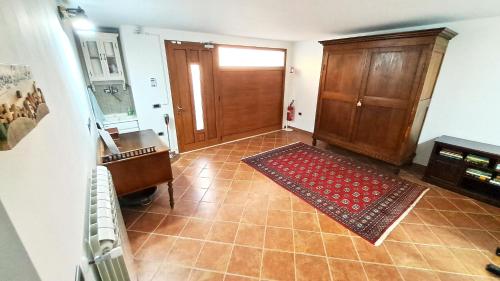 a living room with a wooden door and a rug at Alloggio Gladiolo in Monticchio
