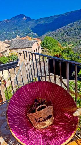 une table avec une assiette rose avec un gâteau dessus dans l'établissement Location appartement village, à La Celle-sous-Gouzon