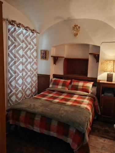 une petite chambre avec un lit et une fenêtre dans l'établissement Location appartement village, à La Celle-sous-Gouzon