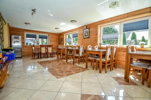 En restaurant eller et andet spisested på U Topora z Jacuzzi - 80m do stacji narciarskiej