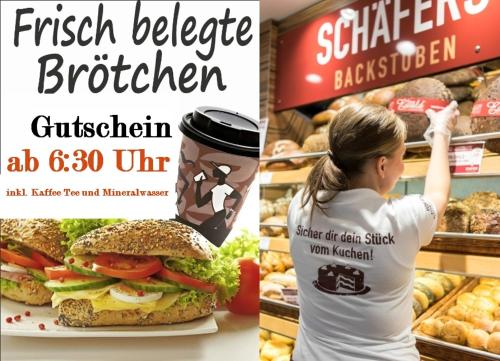 eine Frau schaut sich in einem Geschäft ein Sandwich an in der Unterkunft Zum Treppche Hotel Garni in Gladenbach