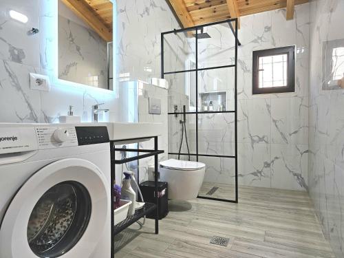 ein weißes Bad mit einer Waschmaschine in der Unterkunft Villa Arta Apartments in Sarandë