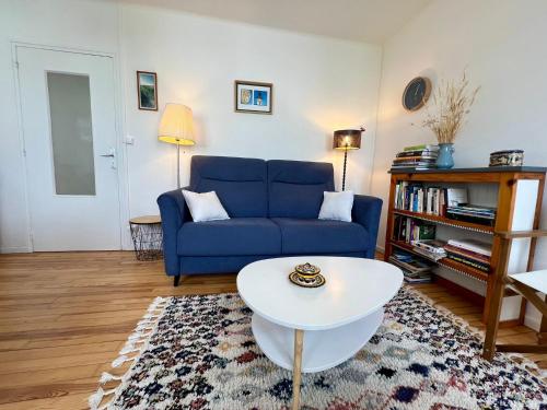 Détente fleurie tout près du sentier côtier