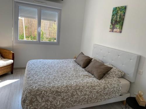 une chambre avec un lit et une fenêtre dans l'établissement Les 3 Cépages - Gîte, à Épernay