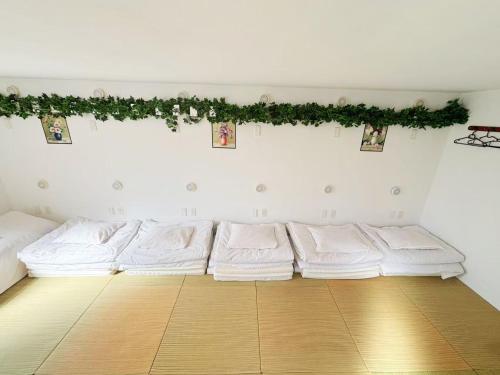 a room with a row of white pillows at 花乃郷 池袋f in Tokyo