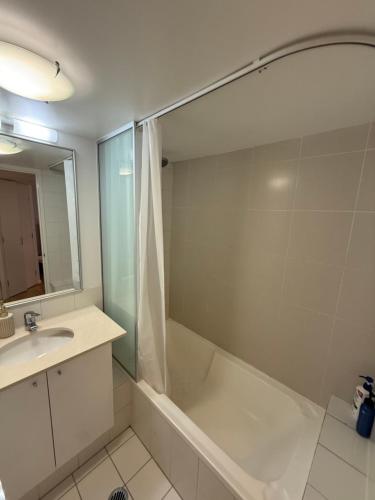 Ванная комната в CBD Studio Apartment