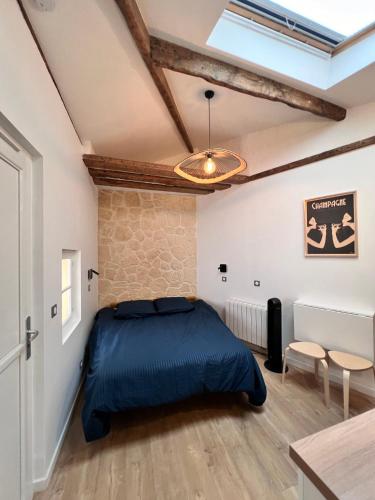 - une chambre avec un lit bleu dans l'établissement SO LINK studio - Paris 75004 Marais District, à Paris
