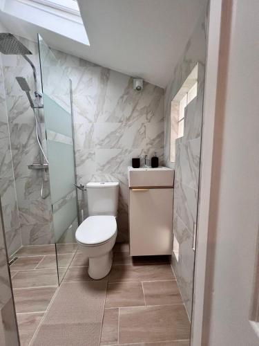 une salle de bain avec des toilettes blanches et une douche dans l'établissement SO LINK studio - Paris 75004 Marais District, à Paris