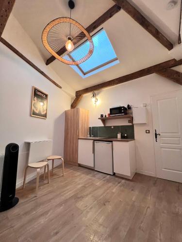 Cette chambre comprend une cuisine avec une table et un plafond. dans l'établissement SO LINK studio - Paris 75004 Marais District, à Paris