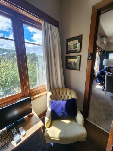 Ein Sitzbereich in der Unterkunft Bowen Toft House- South Hobart, home from home
